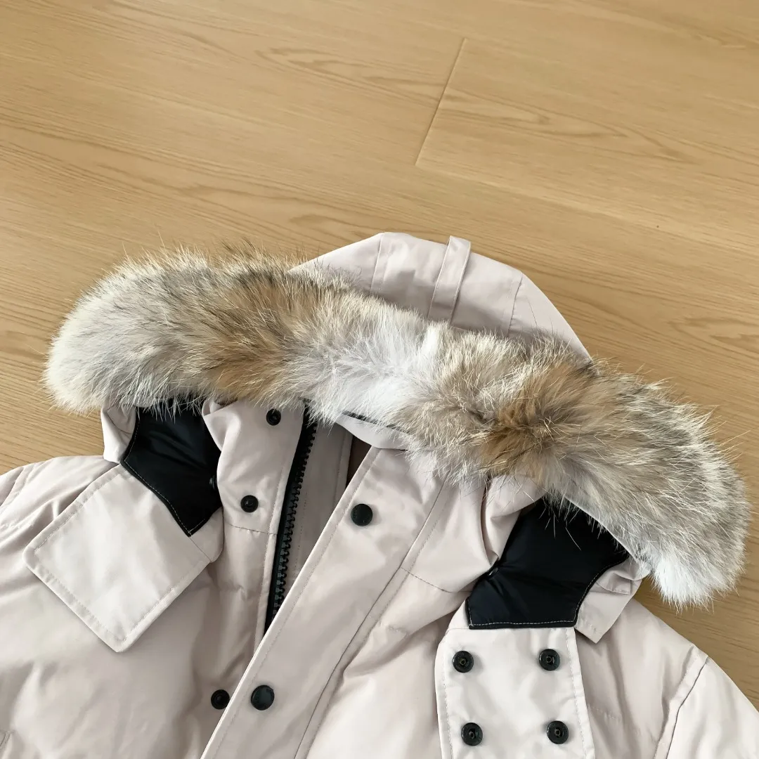Style number: Y 82 Canada goose/Canada Goose Wyndham M 29 parka down jackets, Authentic original version, you need to compare with Authentic at any time, accessories are all customized from the original factory 💯The fabric is compared to the softness and hardness of Authentic, and can be restored by kneading at will (fabric misunderstanding: fabrics that are not high hardness are waterproof. Only those who buy this year's latest Authentic version will notice the softness and comfort of the fabric) 💯Authentic white duck down synchronized with down, fluffy and not clumping, electronically controlled down filling machine filled with down 💯Customized Authentic YKK military-grade copper core zipper puller, high hardness and no jamming 💯The fur collar is purchased from Western Canada coyote skin and is customized 💯Big goose label, collar label, washed label, tag, zipper cord, pocket label, back label, collar velvet, hook and loop, all details of cuffs are updated simultaneously with Authentic. The best version, the most complete color matching, the fighter in the world 29 battles all kinds of world goods Size: XS-XXL Color: Black red label Black black label Gray red label Gray black label Rice White Navy Blue color